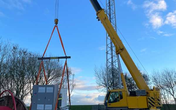 Omvormer geplaatst bij Energiepark Ballumerbocht 
