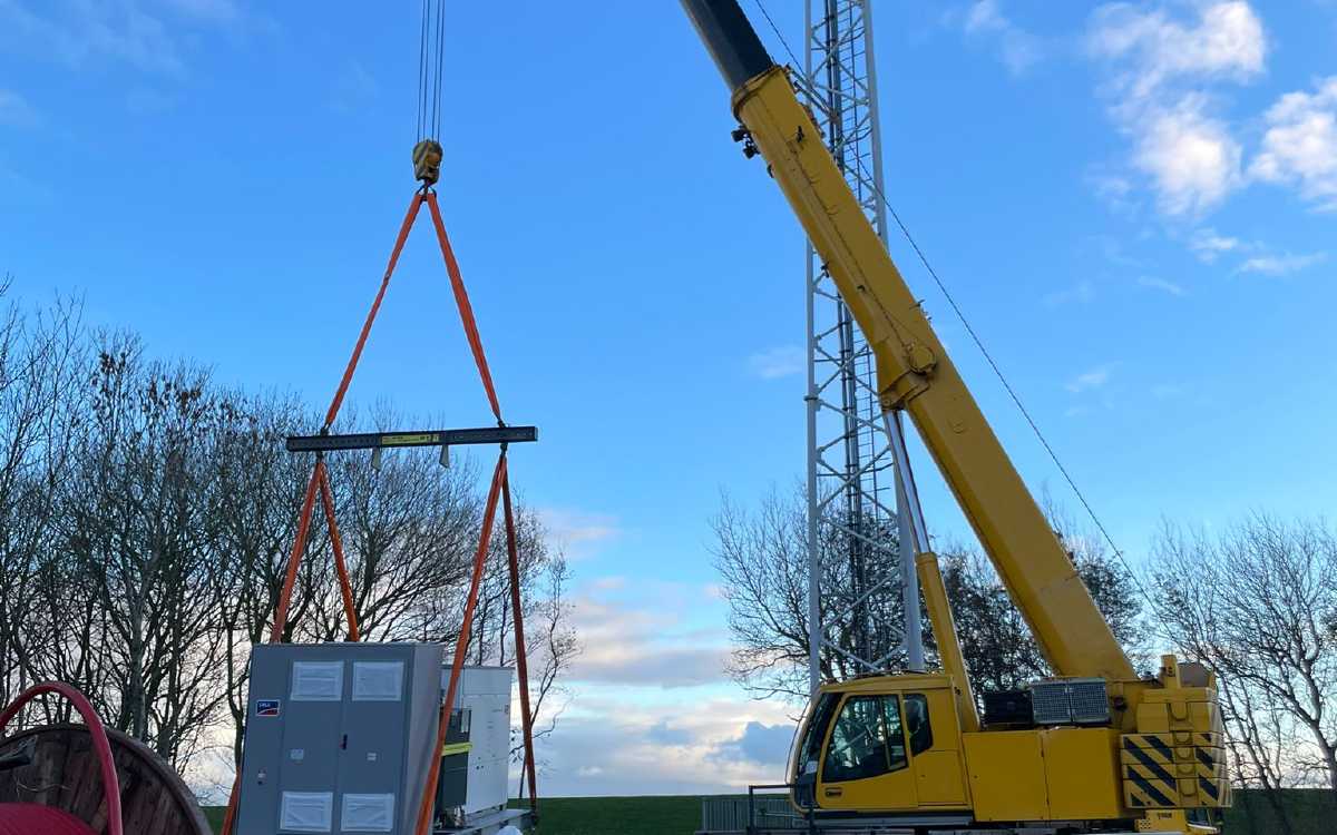 Omvormer geplaatst bij Energiepark Ballumerbocht 