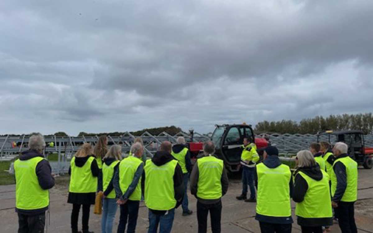 Bezoekers nemen een kijkje bij de bouw van Energiepark Ballumerbocht